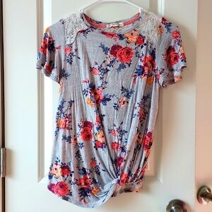 Rewind short sleeve top xs grey w/flower print throughout